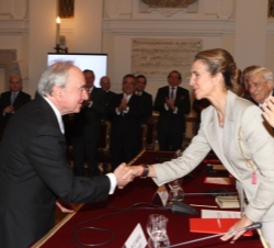Doña Elena saluda al arquitecto Luis Fernando Gómez-Stern, galardonado en esta ocasión junto a Ignacio de Medina y Fernández de Córdoba 